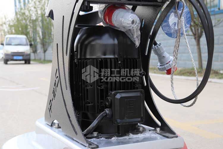 拋光機(jī)是為了讓地面表面有光澤，需要先研磨后才可以拋光。拋光分為粗拋和精拋，這時(shí)候可以使用拋光機(jī)，配合拋光墊，提高地面的光澤度。高速地坪拋光機(jī)讓你輕松完成地坪拋光工作，提高地坪亮度。