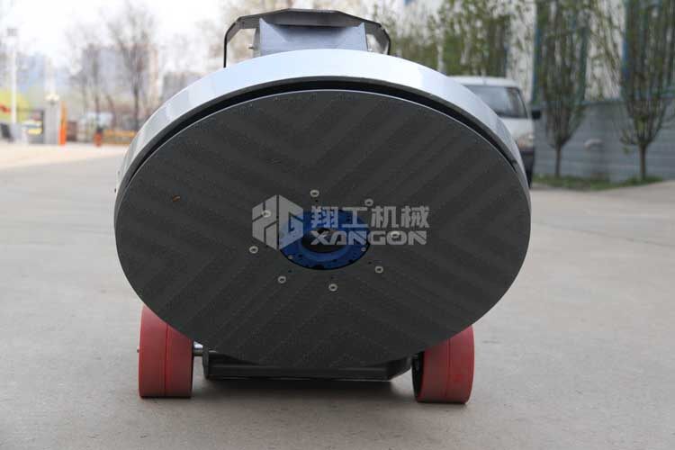 拋光機(jī)是為了讓地面表面有光澤，需要先研磨后才可以拋光。拋光分為粗拋和精拋，這時(shí)候可以使用拋光機(jī)，配合拋光墊，提高地面的光澤度。高速地坪拋光機(jī)讓你輕松完成地坪拋光工作，提高地坪亮度。