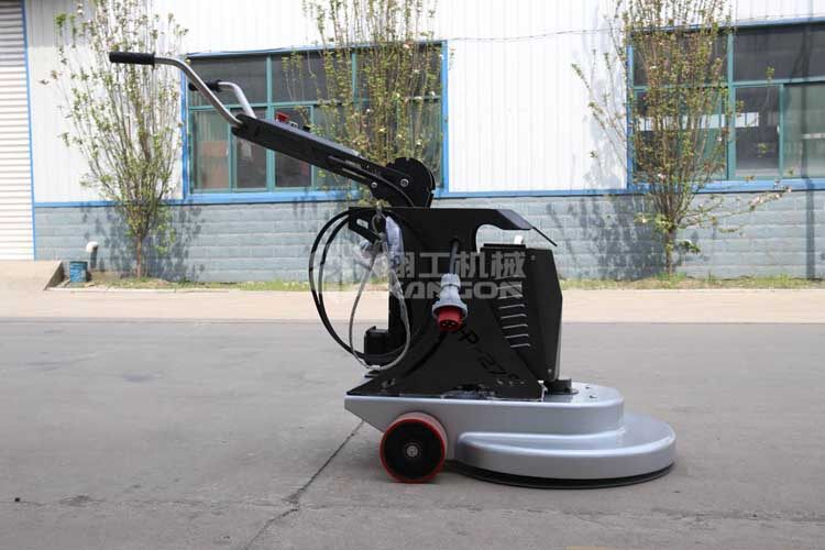 拋光機(jī)是為了讓地面表面有光澤,需要先研磨后才可以拋光。拋光分為粗拋和精拋,這時(shí)候可以使用拋光機(jī),配合拋光墊,提高地面的光澤度。高速地坪拋光機(jī)讓你輕松完成地坪拋光工作,提高地坪亮度。